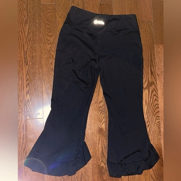 Titika Split  Ruffle Hem Capri Leggings Sz 8 - Picture 4 of 12